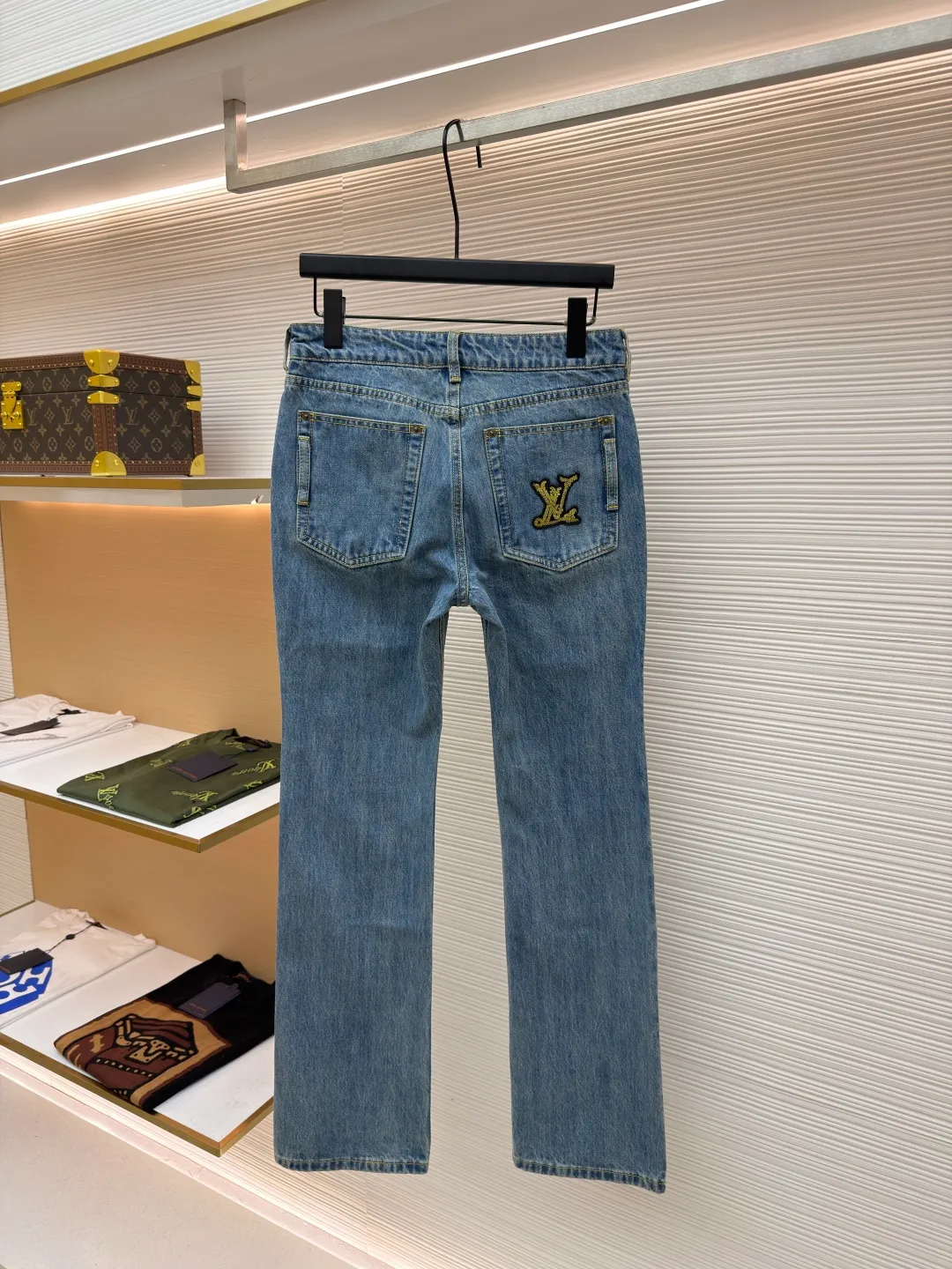 LOUIS VUITTON rope embroidered jeans ●Authentic product: purchased and developed by 13270 ●Item number: 1680836-A95 ●Fabric: denim fabric ●Technology: embroidery production ●Version: fitted version ●Weight: about 635 grams ●Size: S-M-L ●Description: The fabric is made of YB customized denim fabric, with straw rope embroidery design on the chest. The overall alignment is straight and delicate, the fabric is comfortable and soft, and the color is consistent without color difference. It can be matched with the same style to create a fashionable look and control various occasions. Customized accessories, complete with three standards, same style for men and women!